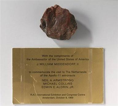 Nejcennější kousek sbírky - kámen, který sebrali na Měsíci američtí astronauti - je podvrh.