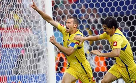 Ukrajinský útočník Andrej Ševčenko se raduje ze gólu.