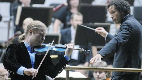 Koncertem Filharmonie Brno pod vedením nového dirigenta Aleksandra Markovie (vpravo) byl zahájen 12. srpna brnnský Mezinárodní hudební festival pilberk. Jako sólista vystoupil houslista Pavel porcl (vlevo). 