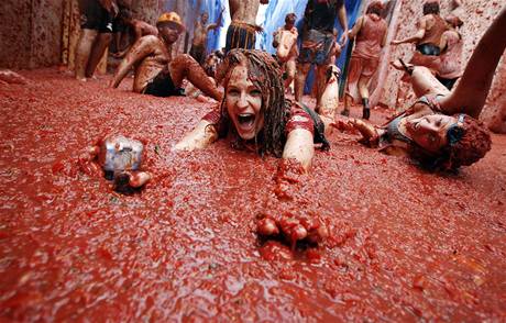 La Tomatina 2009. Lid po sob hzeli tuny rajat.