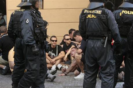 Policisté hlídají fanouky blehradského fotbalového týmu, kteí dlali v Praze výtrnosti.