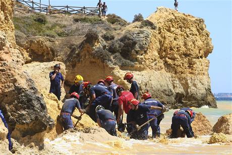 Portugaltí záchranái oetují zranné a hledají dalí obti.