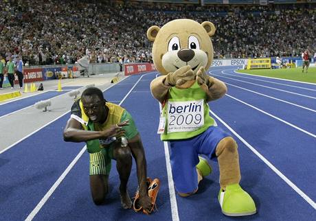 Usain Bolt slaví s maskotem ampionátu Berlinem