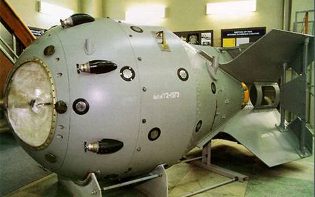 Kopie RDS-1, první sovtské jaderné bomby.