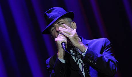 Leonard Cohen pi svém koncertu v Bratislav (28. srpna 2009)