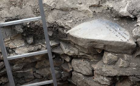 Archeologové na Národní nalezli středověké židovské náhrobky