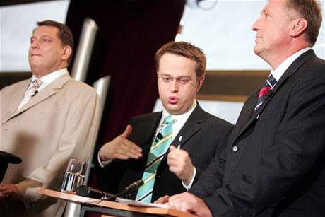 Moderátor eské televize Václav Moravec pipravuje debatu s lídry dvou nejvtích politických stran.