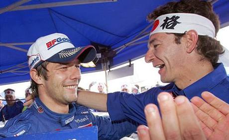 Francouz Sebastien Loeb se raduje z vítzství v Japonské rallye.