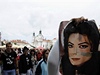 Fanouci zesnulého amerického zpváka Michaela Jacksona oslavili 29. srpna prvodem ulicemi Prahy nedoité 51. narozeniny krále popové hudby. 