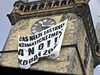 Aktivisté z hnutí Greenpeace vyvsili ze Staromstské radnice v Praze transparent