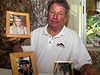 Carl Probyn, edesátiletý otím unesené Jaycee Lee Dugardové ukazuje její starou fotku.