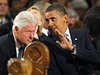 Barack Obama mluví s bývalým americkým prezidentem Billem Clintonem.