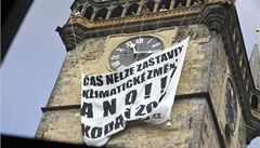Aktivisté z hnutí Greenpeace vyvsili ze Staromstské radnice v Praze transparent