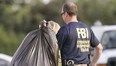 FBI prohledává d�m Garridových v kalifornském Antiochu, kde m�li 18 let v�znit Jaycee Lee Dugardovou.