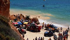 Portugal�tí záchraná�i hledají zavalené lidi.