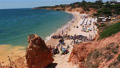 Portugal�tí záchraná�i hledají zavalené lidi.