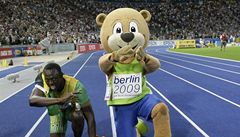 Usain Bolt slaví s maskotem ampionátu Berlinem