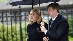 Syn zesnulého senátora Kennedyho Patrick doprovází na m�i svou matku.