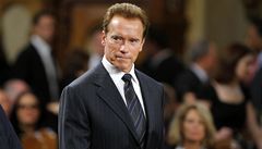 Rozlou�it se p�i�el také bývalý herec a kalifornský guvernér Arnold Schwarzenegger.