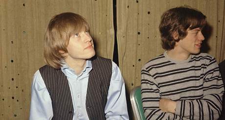 Brian Jones (vlevo) sedí vedle Micka Jaggera.