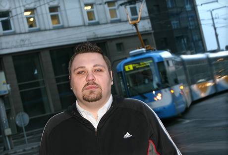 Petr Hroch, idi, který zavinil sráku tramvají.