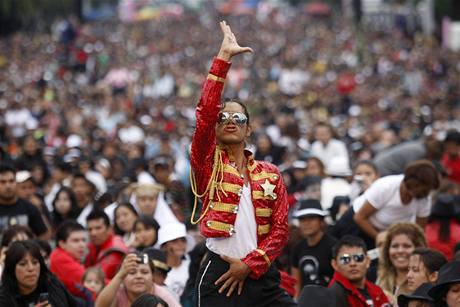 V Mexiku tanilo na Jacksonv Thriller 12.937 lidí.