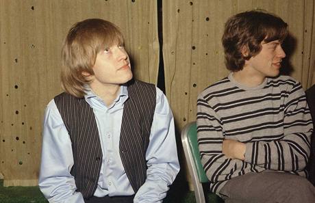 Brian Jones (vlevo) sedí vedle Micka Jaggera.