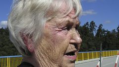 V 84 letech skáče padákem, vrhla se na laně z mostu a řídila tryskáč