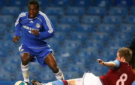 Gael Kakuta (v modrém) ji v dresu Chelsea.