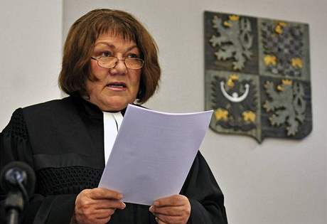 Soudkyn zpravodajka Elika Wagnerová te nález Ústavního soudu, kterým byl 9. prosince zruen rozsudek nad Hanou Tichou a Mojmírem Miklicou.
