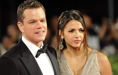 Matt Damon a jeho ena Luciana Bozan Barrosová na filmovém festivalu v Benátkách.