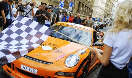 V Praze byl odstartován tydenní automobilový závod majitel luxusních aut Diamond Race.