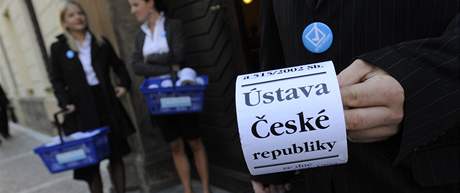 Zástupkyn a zástupci strany Vci veejné zákonodárcm nabízeli ruliky toaletního papíru s nápisem "Ústava eské republiky" (na snímku)