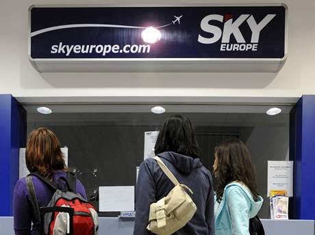 Turisté u pepáky zkrachovalé spolenosti Sky Europe
