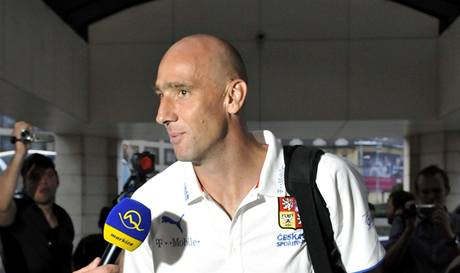 Jan Koller u rozdává rozhovory v Bratislav.