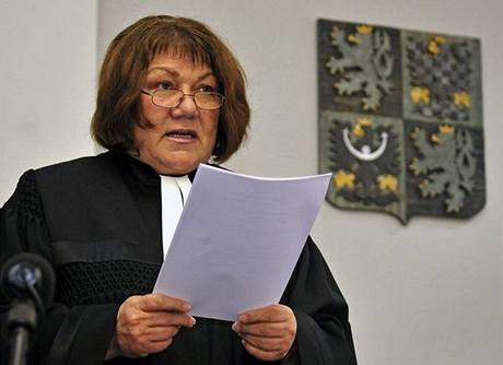 Soudkyn zpravodajka Elika Wagnerová te nález Ústavního soudu, kterým byl 9. prosince zruen rozsudek nad Hanou Tichou a Mojmírem Miklicou.