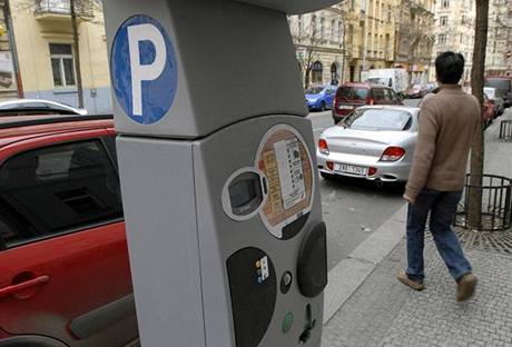 Placené zóny parkování Praze vydlávají.