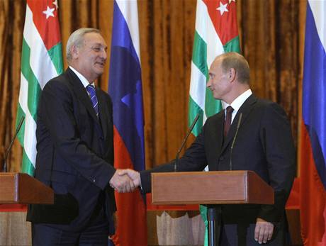 Prezident Abcházie Sergej Bagap (vlevo) na fotografii s Vladimirem Putinem.