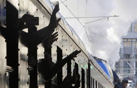 Vlak Winton train se zachr�n�n�mi �idovsk�mi d�tmi m��� do Lond�na.