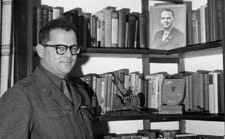 Náelník generálního tábu izraelské armády Chaim Laskov (na fotografii z roku 1958). idovské komando údajn zabilo stovky nacist v rámci operace "Nakam" (co znamená v hebrejtin Pomsta).
