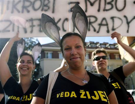 Demonstrace proti drastickým krtm v rozpotu Akademie vd R. Mottem protestu z konce srpna bylo "Nedlejte z vdc osly"