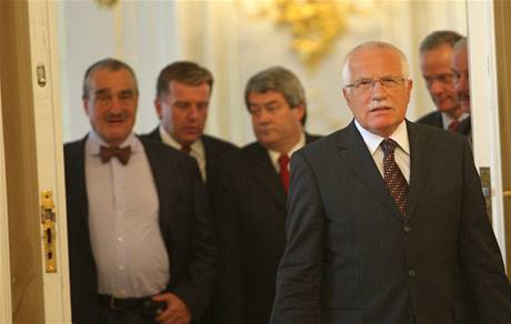 Prezident Václav Klaus dnes s politickými pikami eil dalí vývoj po verejím vyjádení Ústavního soudu.