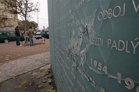 Ostudn pomnk odboj v Brn na Novch sadech je nejvce pokozen v protikomunistick sti.