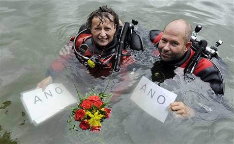 Michaela Loudová a Tomáš Sládek byli oddáni 4. září pod hladinou přehrady v Liberci. S nimi se potopil i svědek s prstýnky uloženými ve velké mušli.