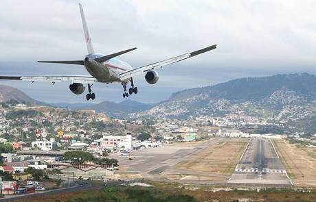 Letit TONCONTIN, Tegucigalpa, Honduras - Pilot mus prolett horskm ternem, aby se dostal na letit, a tsn ped pistnm mus pilot pekonat otoen o 45 stup