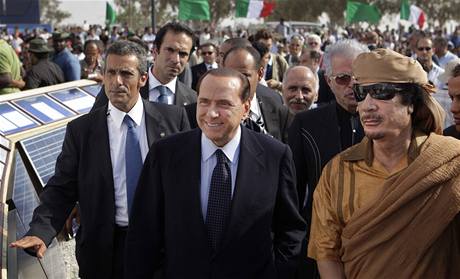 Muammar Kaddáfí a italský premiér Silvio Berlusconi.