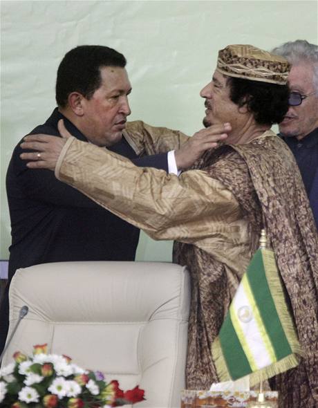 Muammar Kaddáfí a prezident Venezuely Hugo Chávez.