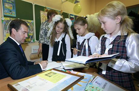 Ruský prezident Dmitrij Medvedv na návtv jedné ze kol 1. záí.