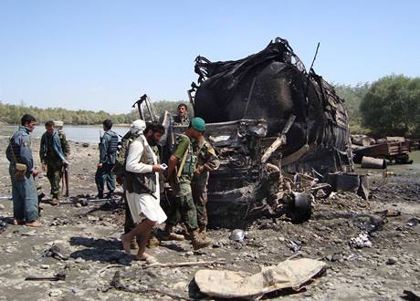 Vybuchlá cisterna z leteckého útoku NATO v Afghánistánu 4. záí 2009 