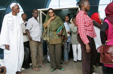 Súdánská novináka Lubna Ahmad Husajnová oputí soud.